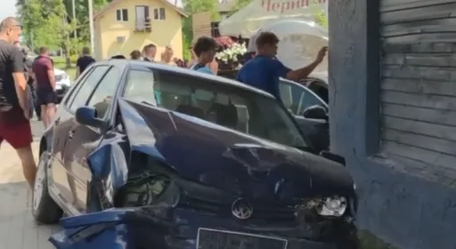 У Згоранах на Волині автівка на швидкості влетіла у зупинку: є постраждалі (відео)