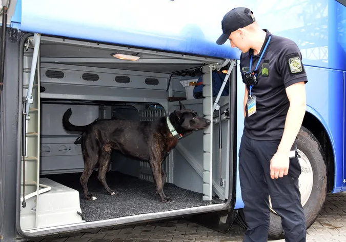 Винюхує «наркоту»: на волинському кордоні служить чорний Марс (фото)