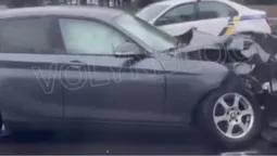 Пів машини – вщент: на проспекті Відродження у Луцьку стукнулись BMW та Jeep (відео, оновлено)