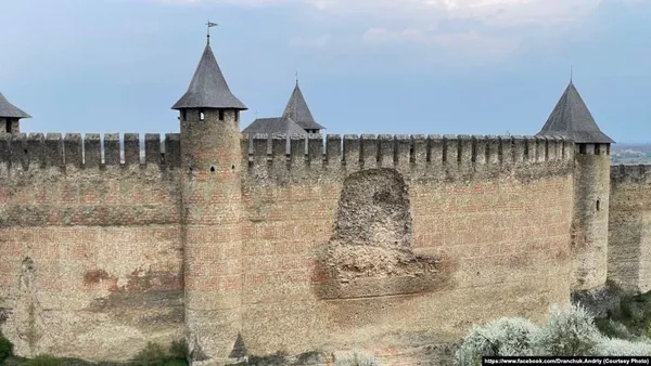 У фортеці над Дністром обвалилася стіна, змочена дівочими слізьми (фото)