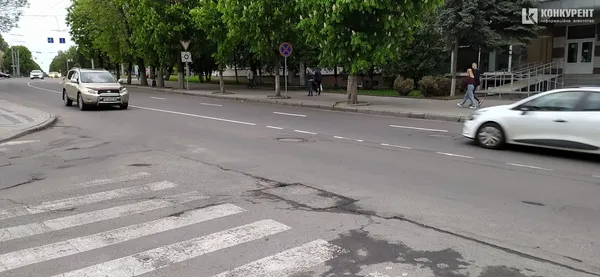У Луцьку на Винниченка із суцільної лінії зробили переривчасту (фотофакт)