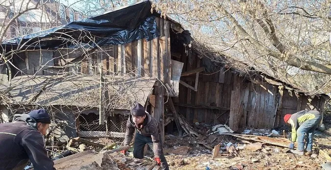 У Луцьку муніципали розвалили старі халабуди на Дубнівській (фото)