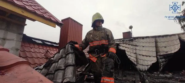 Коротке замикання: в селі біля Луцька зайнявся житловий будинок (фото, відео)