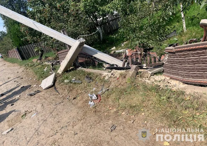 На Волині «рено» протаранило паркан і стовп й перекинулось – семеро травмованих (фото)