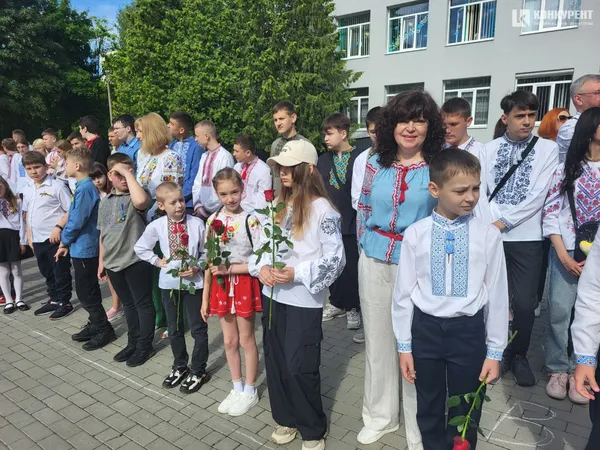 «Бо ми – люди-титани»: як у Луцькому ліцеї №10 танцювали випускний вальс (фото, відео)