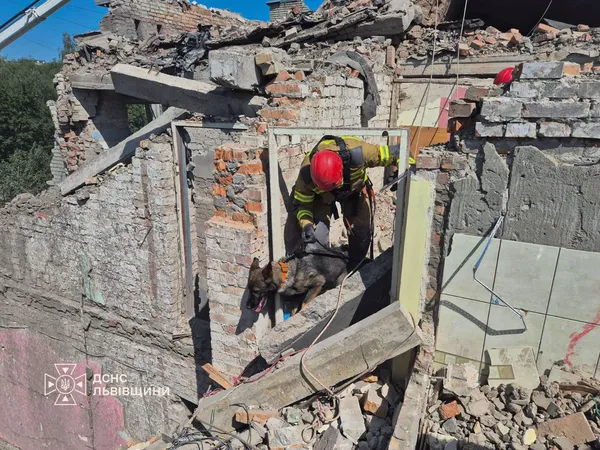 Під завалами будинку у Львові знайшли тіло загиблого чоловіка (фото)