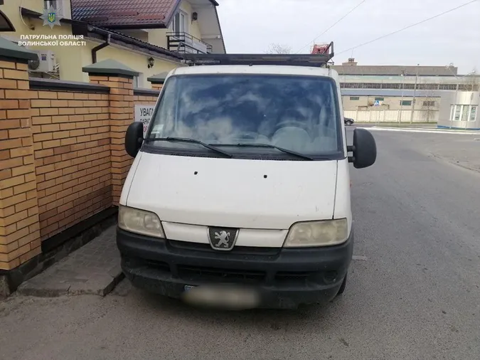 У Луцьку п’яний водій «Рено» влетів у припарковене авто (фото)