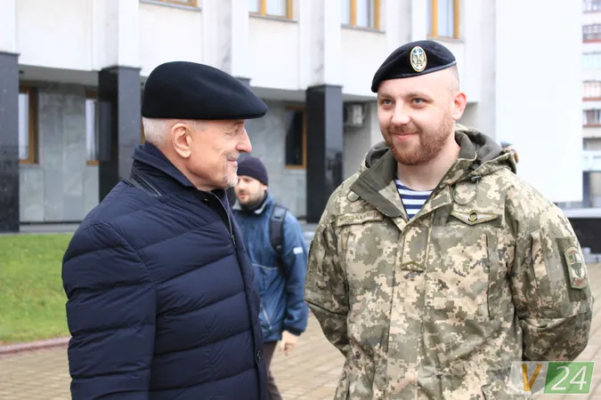 Луцьк: підняли прапор на підтримку військовополонених (фото)