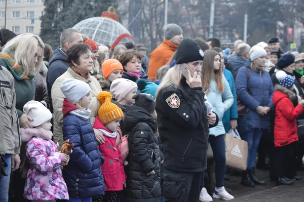 З піснями та феєрверками: у Луцьку засвітили головну ялинку