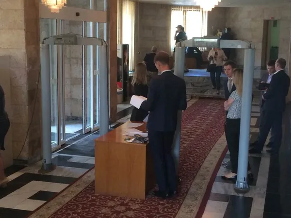 В очікуванні Президента: Волинську ОДА посилено охороняють (фото)