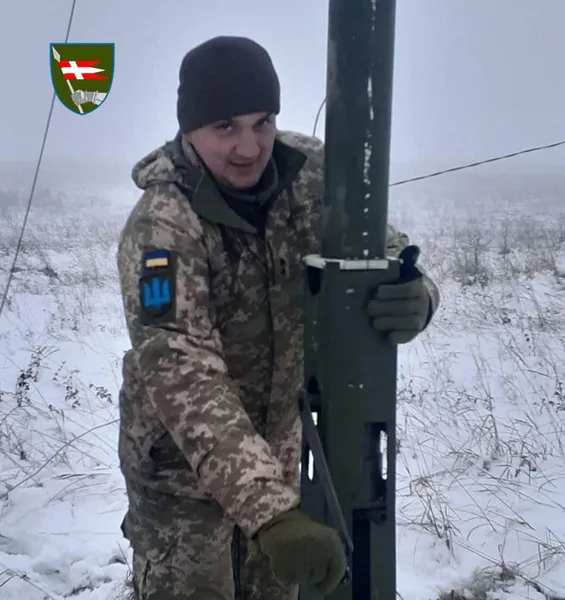 Шалені ризики і загрози: 14 бригада показала, як працюють їхні зв'язківці (фото)
