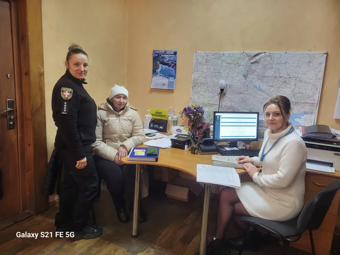 Совісна волинянка, яка знайшла гаманець бабусі, принесла його до поліції (фото)