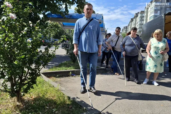 Дискримінація незрячих? – у Луцьку пройшла нова хода безбар’єрності (фото)