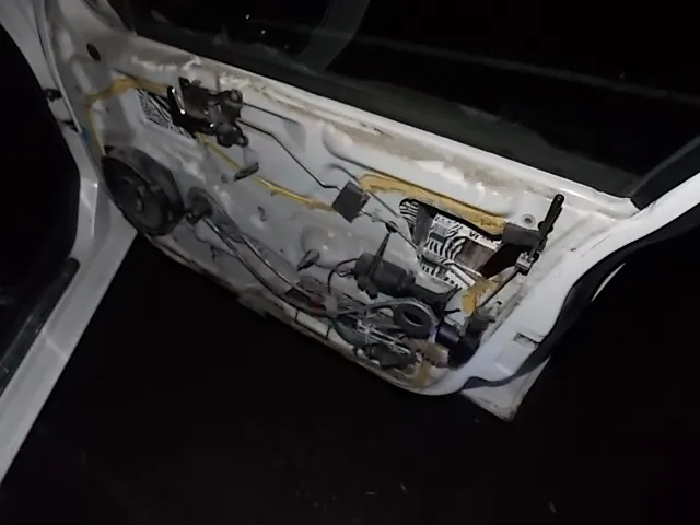 Везли цигарки – позбулися автомобілів: луцькі прикордонники затримали порушників