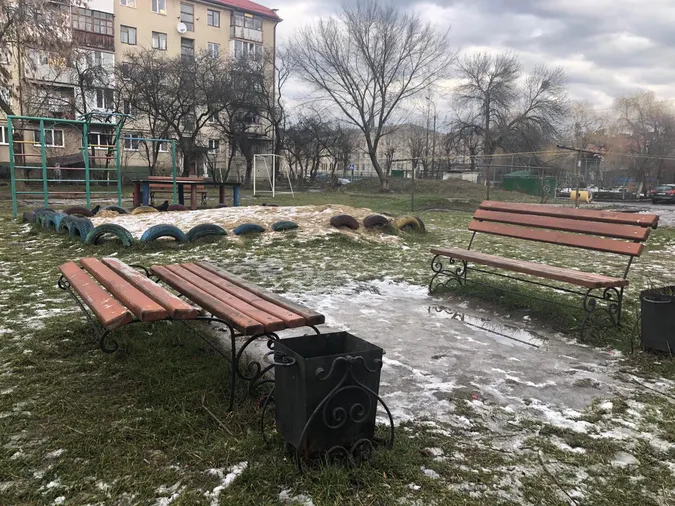 У Луцьку в дворі вандали понівечили лавку (фото)