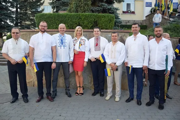Патріотичний Facebook: волиняни діляться вишиванками і прапорами (фото)