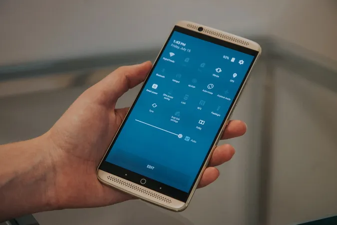 Компанія ZTE припиняє продаж смартфонів
