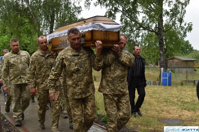 Залишилась донечка: на Волині прощалися з воїном Василем Гайченею (фото)