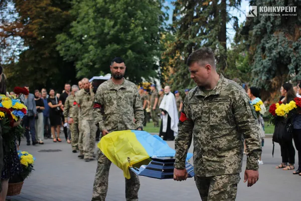 Плакали навіть чоловіки: Луцьк провів у останню путь воїна Михайла Дарчича (фото, відео)
