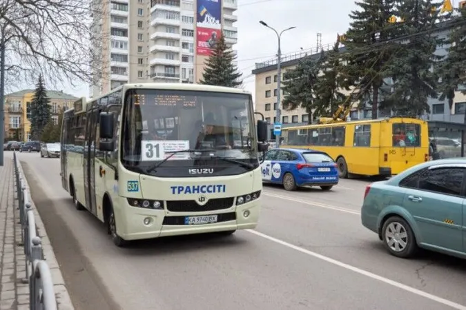 «Ви шо дурний?»: у Луцьку водій автобуса обізвав дідуся через несплату за проїзд