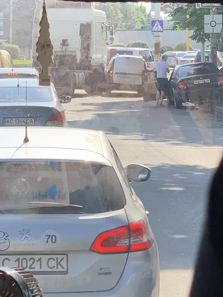У Луцьку на Львівській – величезний затор: не розминулися DAF і легковик (фото)