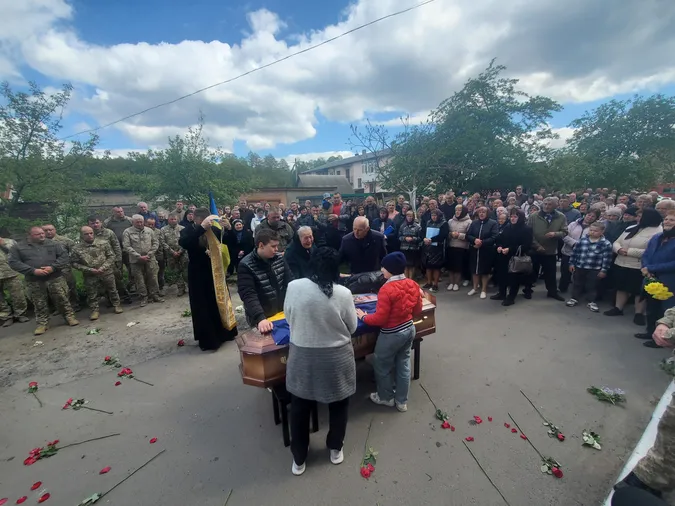 Батько трьох синів: на Волині попрощалися із воїном Миколою Кураном (фото)