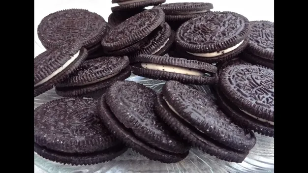 Вчені пояснили, чому при поділі печива Oreo майже весь крем залишається на одній половинці (відео)