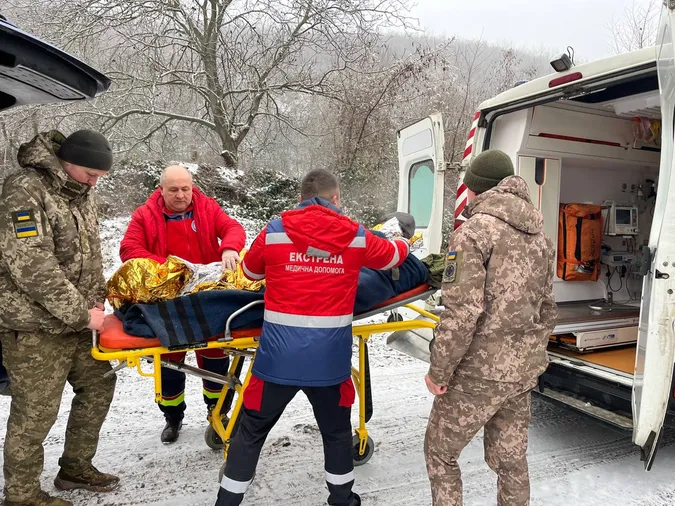 На Закарпатті ухилянт провалився у прірву, а родич покинув його у пастці (фото)
