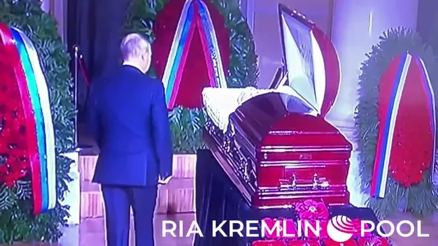 Українофоба жіріновского відспівав кіріл, а путін поклав руку на труну (відео)
