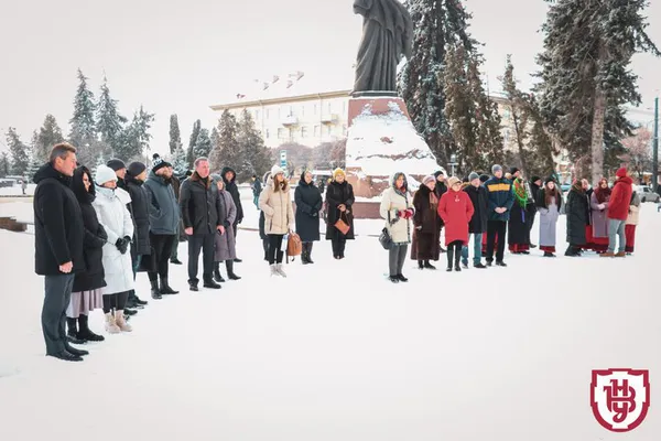 У Луцьку біля головного корпусу ВНУ відкрили різдвяну шопку (фото)