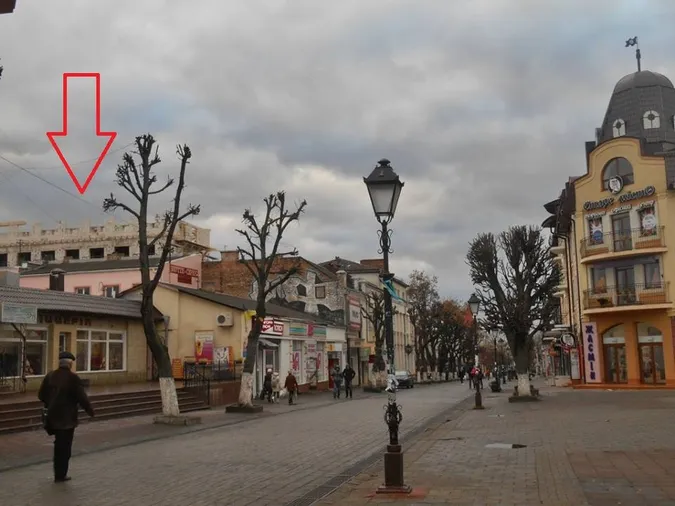 У центрі Луцька замість двоповерхового будинку «вигулькнула» п'ятиповерхівка