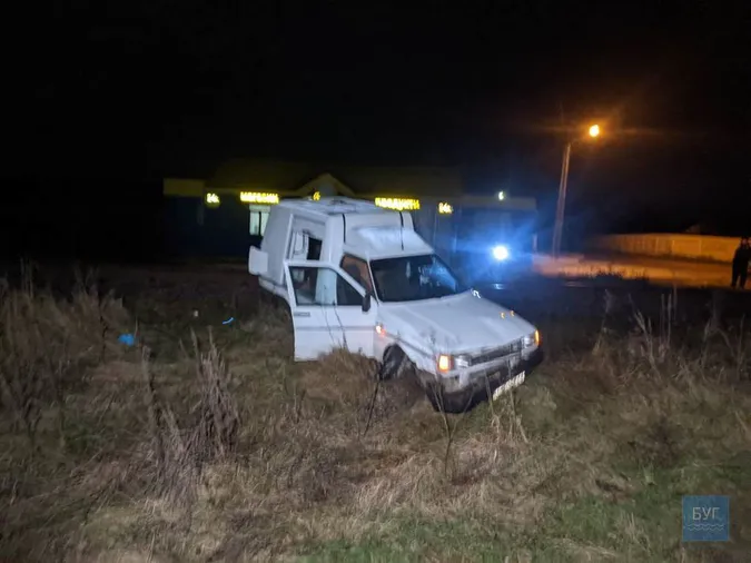 У П’ятиднях автомобіль застряг на колії та потрапив під поїзд (фото, відео)