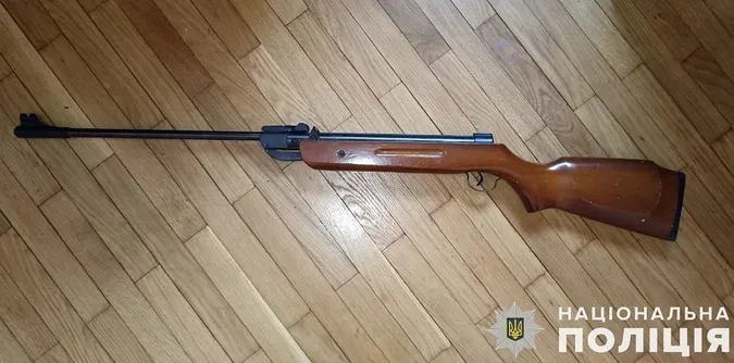 На Львівщині 6-річний хлопчик поцілив з гвинтівки у голову 4-річній сестрі