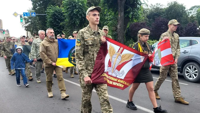 У Ковелі відбулася хода з прапорами бойових підрозділів та патріотичний флешмоб (фото)