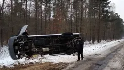 На Волині рейсовий автобус злетів у кювет і перекинувся (фото)