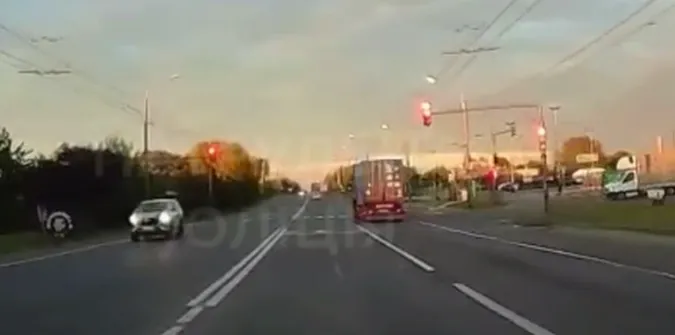 У Луцьку фура промчала на «червоний» на очах патрульних (відео)
