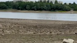 Критично обміліло, а дно вкрилося тріщинами: куди зникає питне озеро Трускавця (відео)