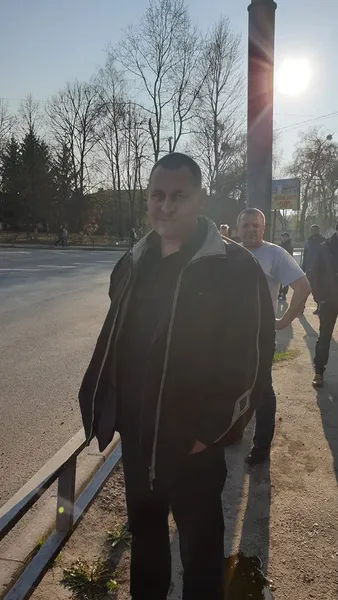 Луцьк: п'яний професор СНУ, збивши паркан, виїхав на тротуар
