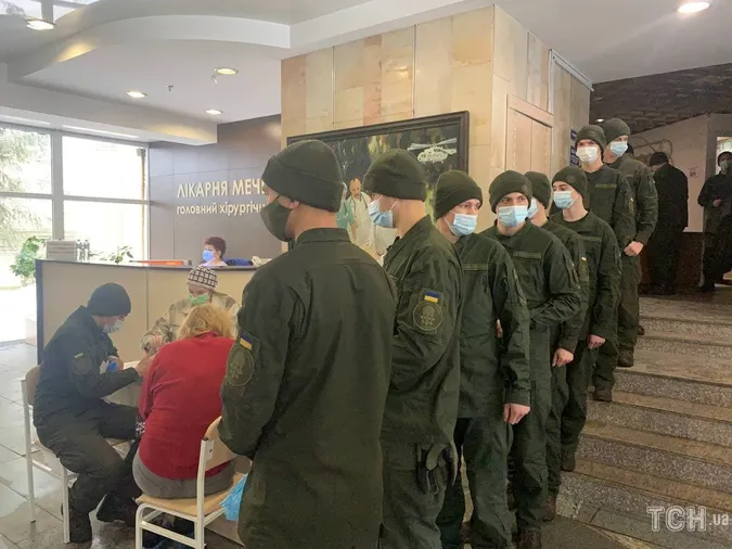 «Відкриває очі, хоче розмовляти»: розповіли про стан дівчини, у яку нацгвардієць випустив 3 кулі