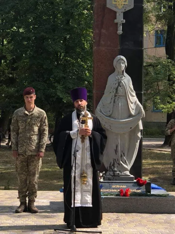Біля Житомира невідомі облили фарбою пам'ятник захисникам України (фото)