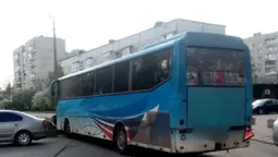 Водій був «під наркотою»: у Луцьку автобус врізався у бордюр і перекрив дорогу (фото, відео)