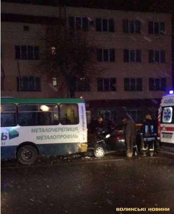 У Луцьку автомобіль врізався у маршрутку: пасажира госпіталізували (фото)
