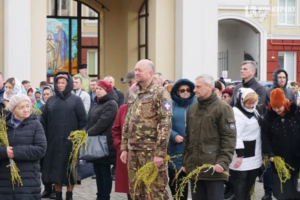 Вербна неділя: тисячі лучан у центрі міста «б'ють» і вітають один одного (фото, відео)
