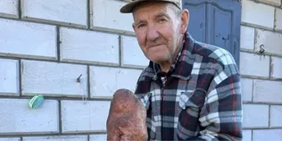 Заважила понад кілограм: на Волині чоловік виростив картоплину-гіганта