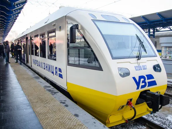 Укрзалізниця запустила продаж квитків на кілька поїздів