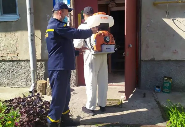 Рятувальники продовжують дезінфікувати будинки в Луцьку (фото)