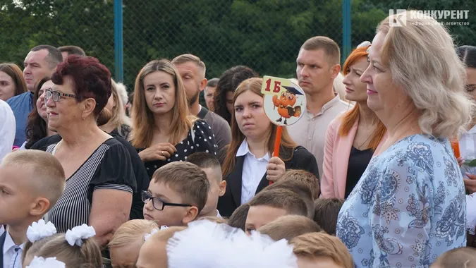 Квіти, дзвоники і діти: як у Луцькому ліцеї №9 відзначили 1 вересня (фото)