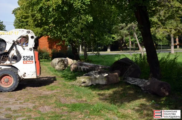 У центральному парку Луцька реставрують скульптури Голованя