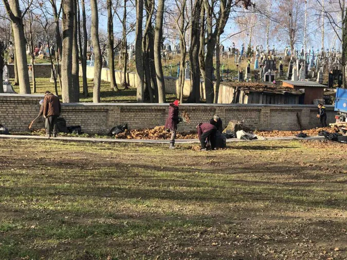 Небайдужі волиняни поприбирали територію навколо церкви і цвинтаря (фото)