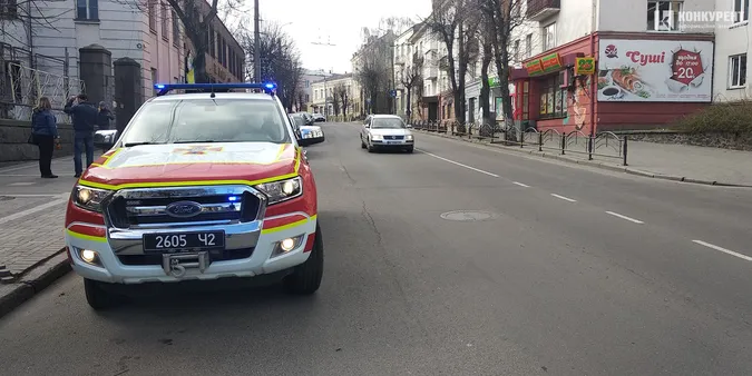 Як лучан на вулицях з автомобіля закликають сидіти вдома (фото)